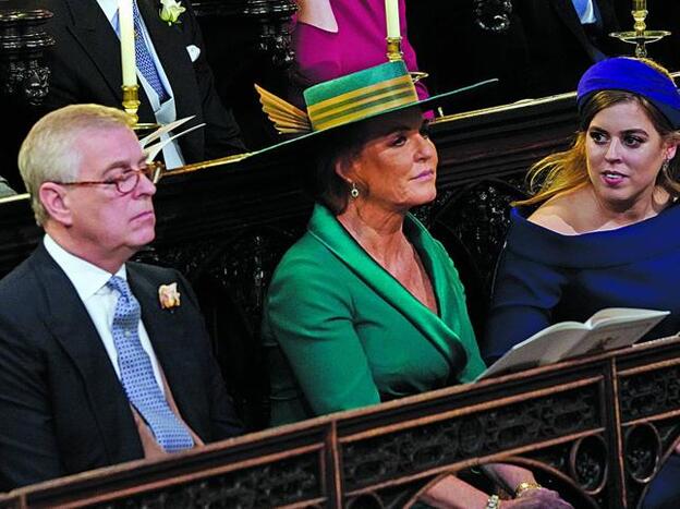 El duque de York junto a su exmujer Sarah Ferguson y su hija Beatriz./agencias