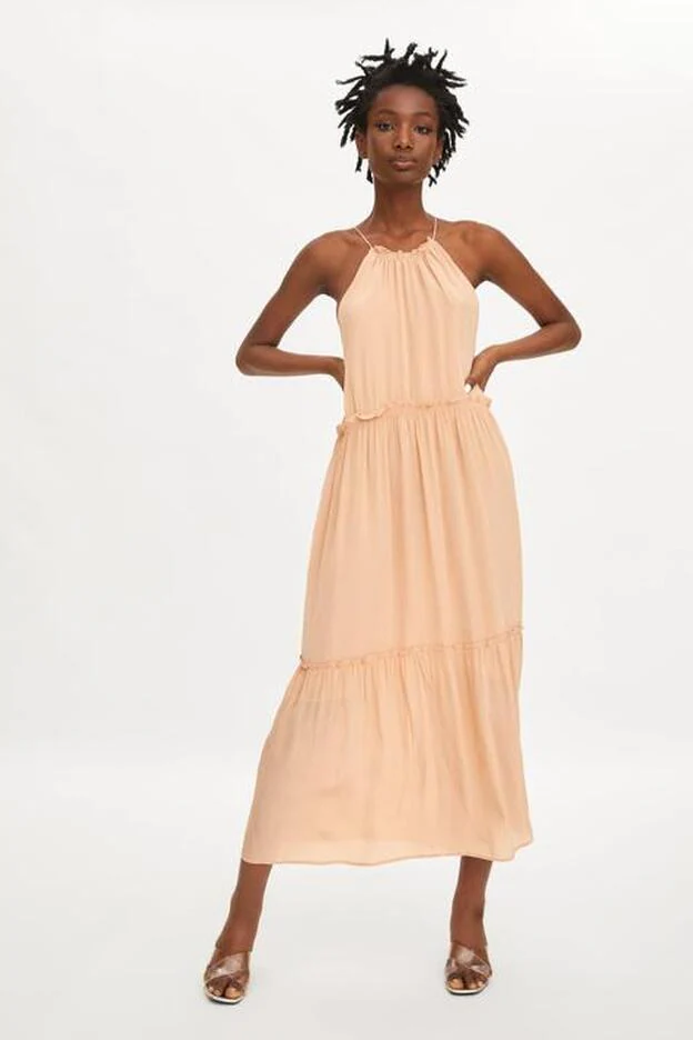 Marta Soriano escogió este vestido de la nueva colección de Zara en color salmón que resalta el moreno.