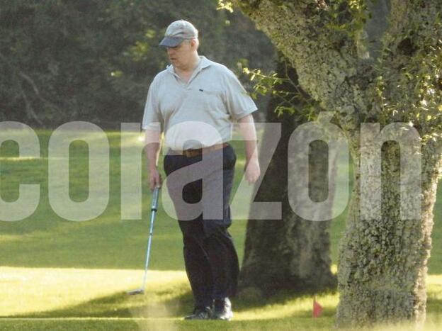 EL príncipe Andrés jugando al golf en Sotogrande./Agencias