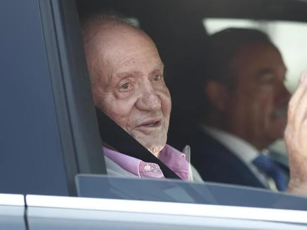 El Rey Juan Carlos a la salida del hospital./gtres