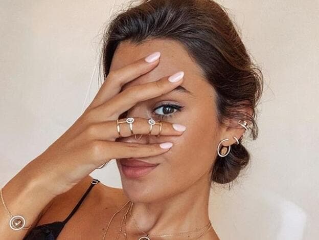 Pincha en la imagen para fichar los 12 mejores esmaltes de uñas de color nude con los que unirte a esta tendencia de manicura natural./Instagram.