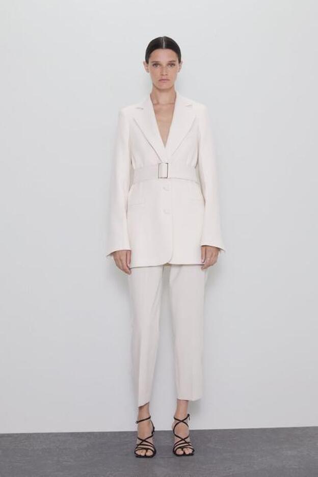 Puedes copiar el look de Victoria Beckham con este traje de Zara.