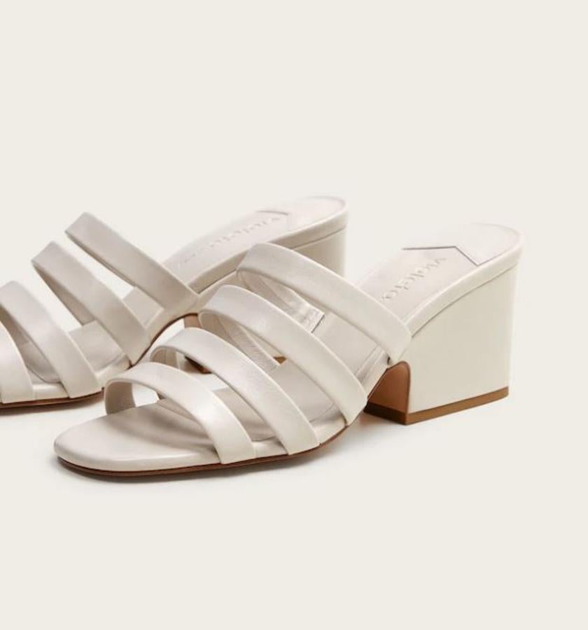 Look 'total white': sandalias