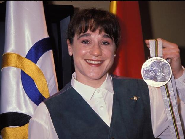 Blanca Fernández Ochoa con su medalla de bronce conseguida en Albertville 1992. Pincha sobre la foto para ver todos los famosos que nos han dejado este 2019./gtres.