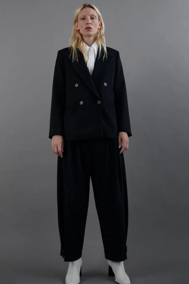 Este es el traje de Zara que ha llevado Vicky Martín Berrocal. La chaqueta cuesta 79,95 y el pantalón, 49,95 euros.