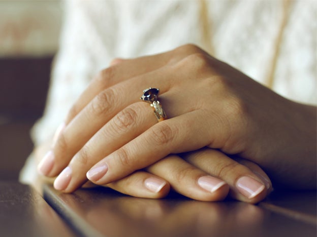 Pincha sobre la imagen y descubre ocho esmaltes de uñas blancos para la manicura de moda./Unsplash: sarah cervantes