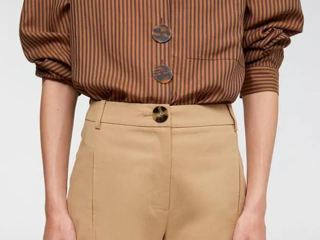 Los pantalones en color camel que deberías incorporar tus looks de oficina están en Sfera | Mujer Hoy