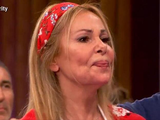 Ana Obregón se emocionó el 'MasterChef Celebrity' tras las palabras de Jordi Cruz sobre su hijo. Pincha sobre la foto para ver todos los famosos que participan en el concurso./tve.