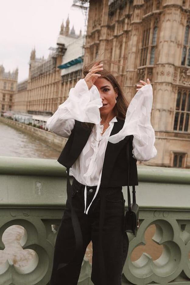 Maravilloso el movimiento de la camisa en contraste con el chaleco con acabado deshilachado y hombreras visibles de H&M Studio que lleva Paula Ordovás.