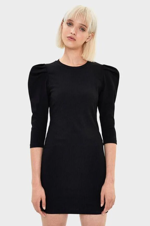 El vestido negro con mangas que por todas partes y en Bershka menos de 16 euros | Mujer Hoy