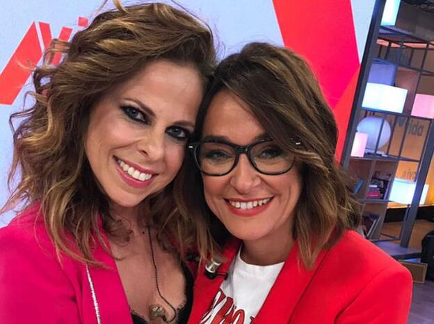 Pastora Soler y Toñi Moreno en una imagen de archivo en el plató de 'Viva la vida'. Pincha sobre la foto para ver las famosas que han anunciado embarazo en 2019./telecinco.