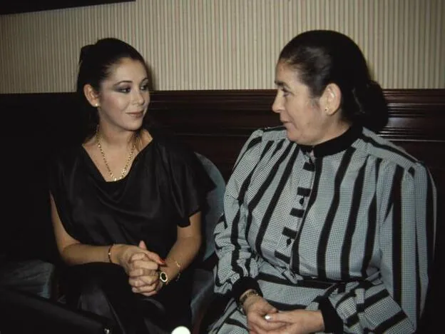 Isabel Pantoja junto a su madre, doña Ana, en una imagen de archivo./gtres.