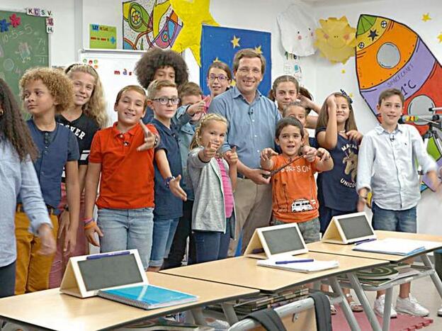 Martínez Almeida junto a los niños en el programa de Telemadrid 'La vuelta al cole'.