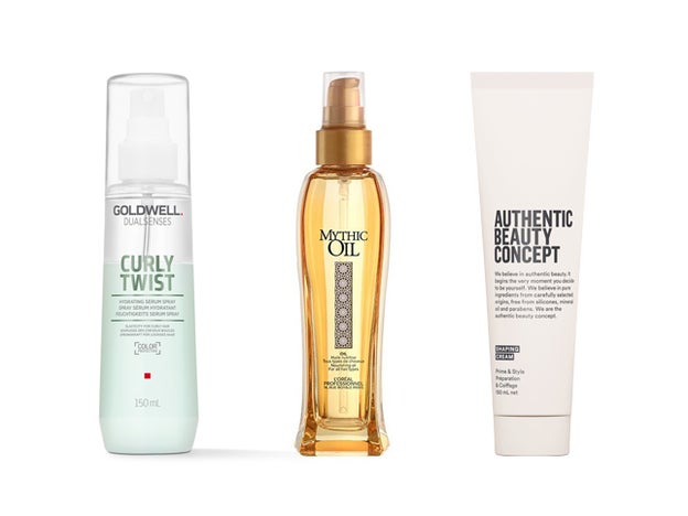 Hydrating Serum Spray de la línea Curly Twist de Goldwell (28 €). Aceite Mythic Oil de L’Oréal Professionnel (29,95 €). Crema de Forma de Authentic Beauty Concept (26,50 €).