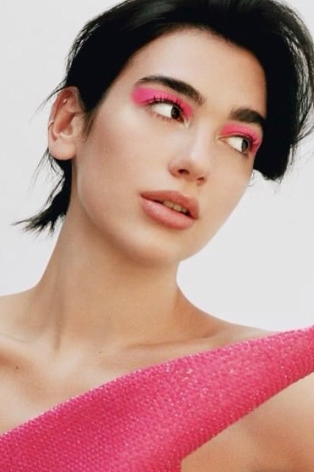 Dua Lipa lleva una sombra en shock rosa perfecta para las morenas.