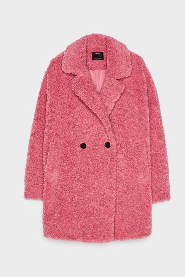 Este abrigo de borreguillo tambvién está disponible en blanco.