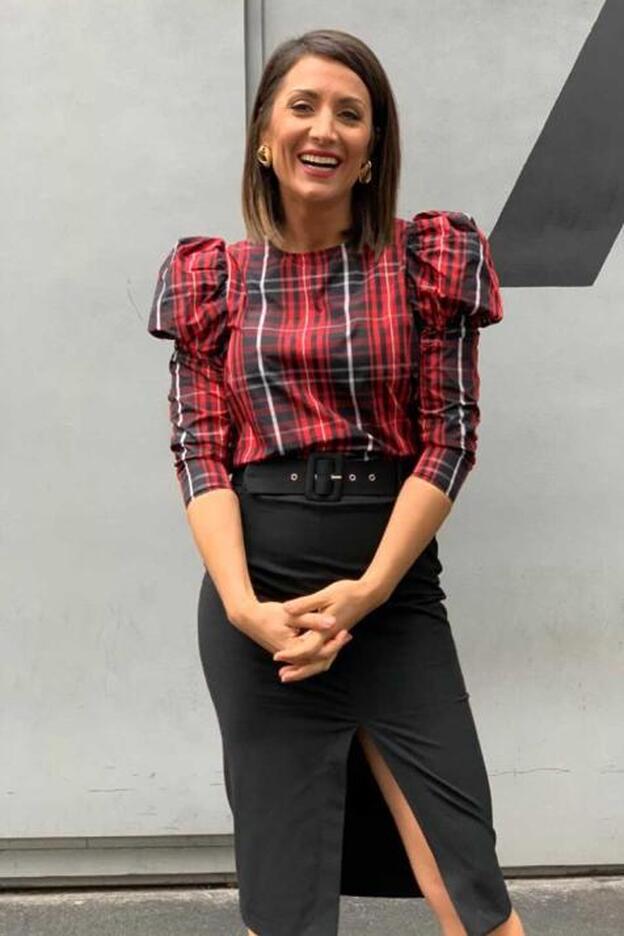 Nagore Robles marcó cintura con una falda lápiz y un top de estampado tartán de Zara.