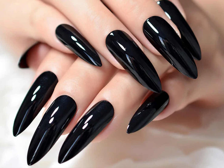Fotos: Los nueve esmaltes negros que necesitan tus uñas para celebrar  Halloween | Mujer Hoy