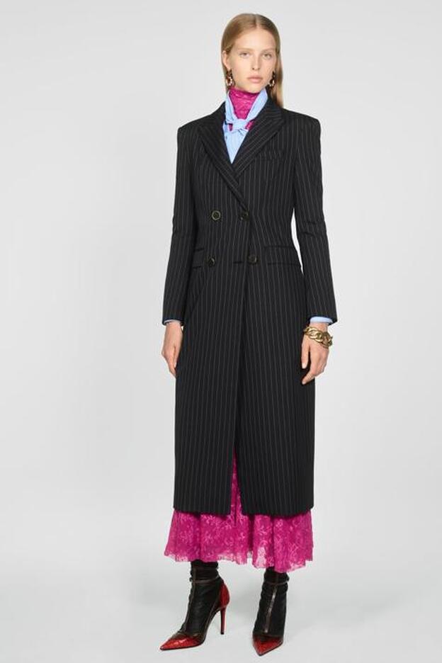 El abrigo vestido de Zara con raya diplomática.