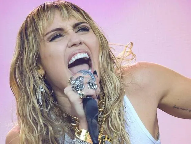 Miley Cyrus ha tenido que ser intervenida de las cuerdas vocales./cordon press.
