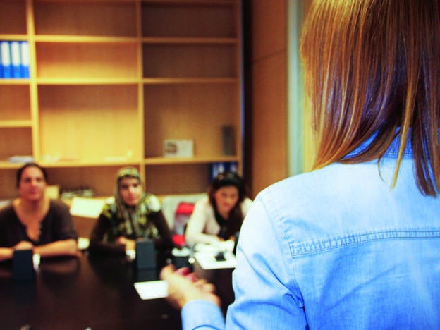 El equipo de la Fundación prepara a las mujeres para hacer valer sus puntos fuertes en las entrevistas de trabajo.