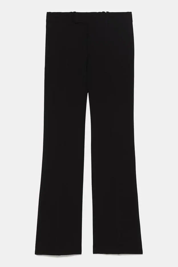 Pantalón flare negro (29,95 euros).