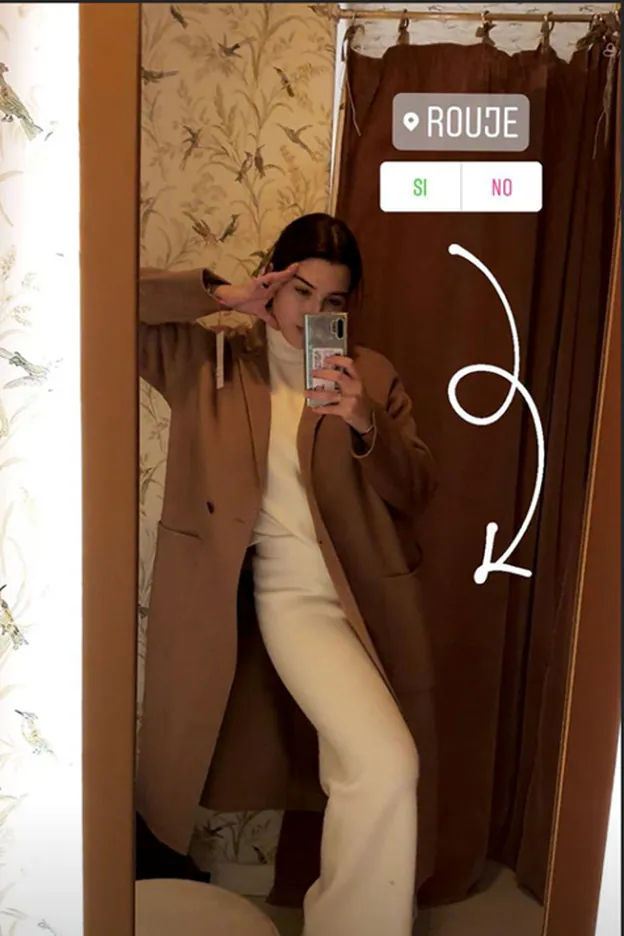 Un primer look de Alba Díaz con el conjunto de punto de Zara, acompañado de nu abrigo envolvente color marrón.