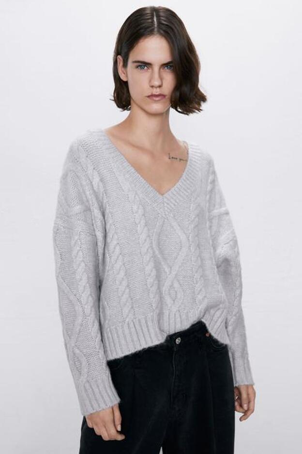 El jersey de ochos de Zara, que depende de la talla que escojas aportará un toque más o menos oversize a tu look.