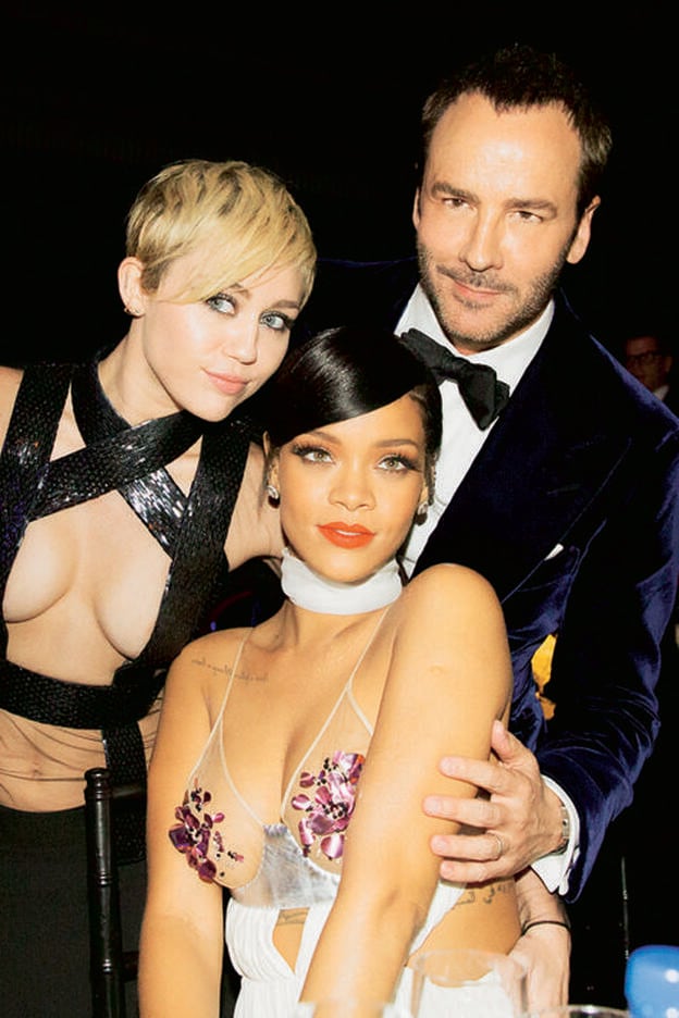 Tom Ford junto a Miley Cyrus y Rihanna en una gala benéfica (2014).