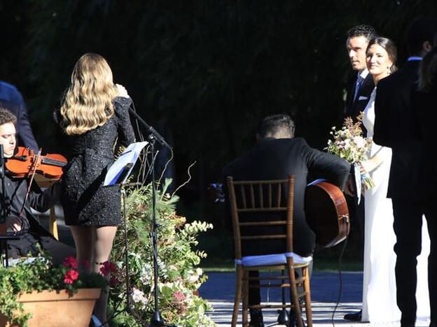 La pareja durante su boda.