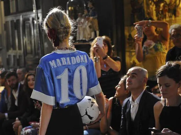 Esta es la camiseta por la que Dolce & Gabbana va a tener que pagar 70.000 euros a Maradona, además de los 13.000 en costas judiciales./gtres.