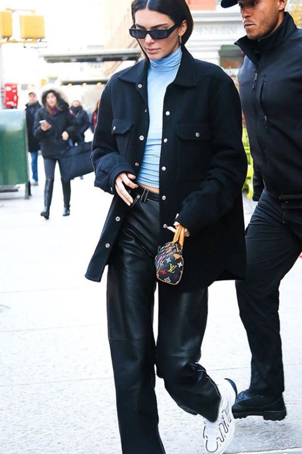 El fantástico y sexy look de Kendall Jenner con sobrecamisa invernal y zapatillas chunky.