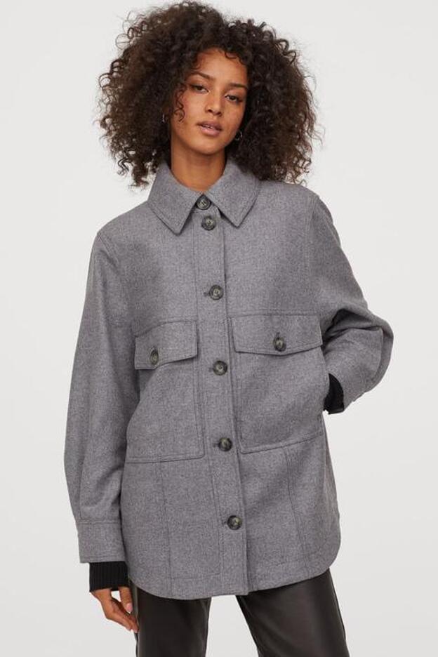 Chaqueta de lana gris de la colección Conscious Premium de H&M.