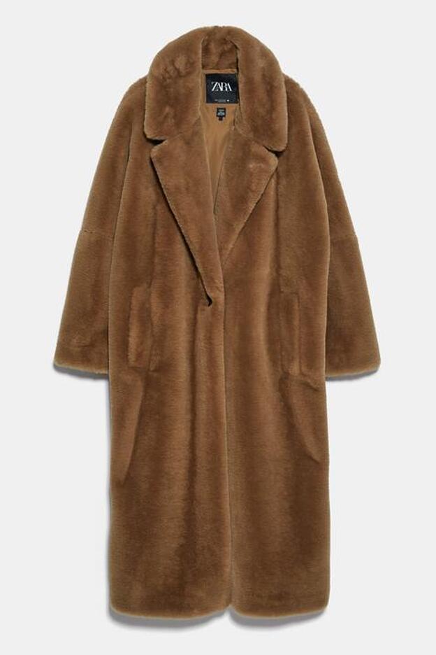 El abrigo de Zara, muy similar al Teddy de Max Mara, va perfecto con los looks de oficina.