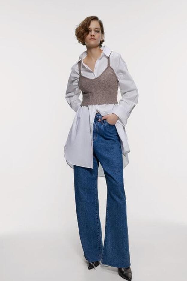 Zara ha ido mostrando en su colección todas las formas de combinar el top de tirantes de lana, por ejemplo superpuesto a una camisa blanca XXL.