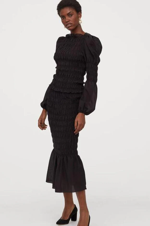 El conjunto de falda y top de H&M que se parece muchísimo al vestido negro de Belén Hostalet.