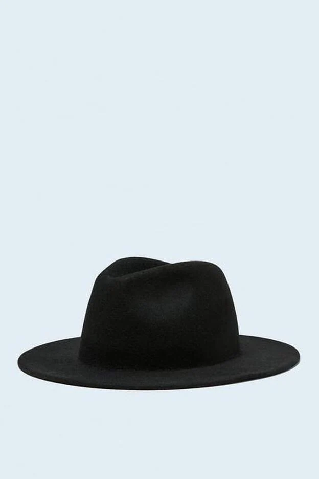 Sombrero de fieltro de Zara, parecido al que lleva Belén Hostalet.