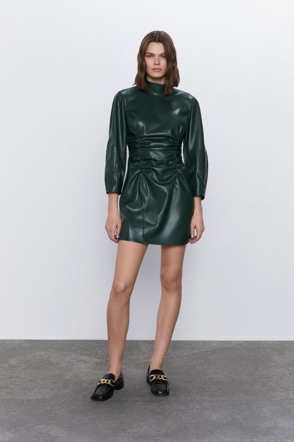 Vestido efecto piel drapeado en color verde, 39,95 euros