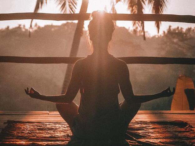 Pincha en la foto para descubrir cuáles son las mejores posturas de yoga./unsplash