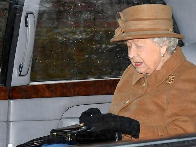 La reina Isabel de Inglaterra está viviendo un inicio de año complicado por culpa de sus nietos./gtres.