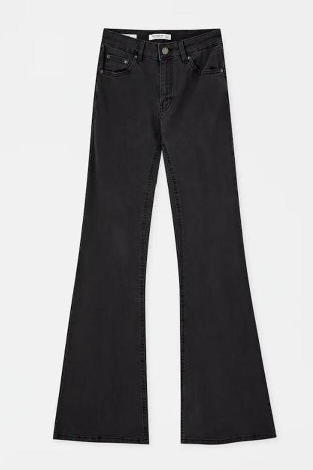 Pantalón flare negro de Pull&Bear (19,99 euros).