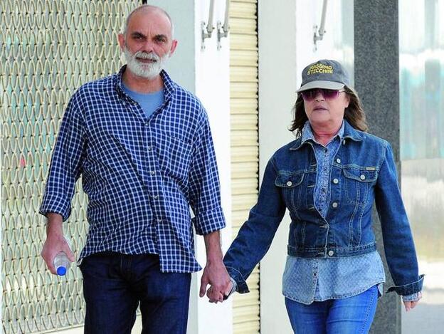 Junto a Massimo Stecchini, su actual pareja, por las calles de Málaga.