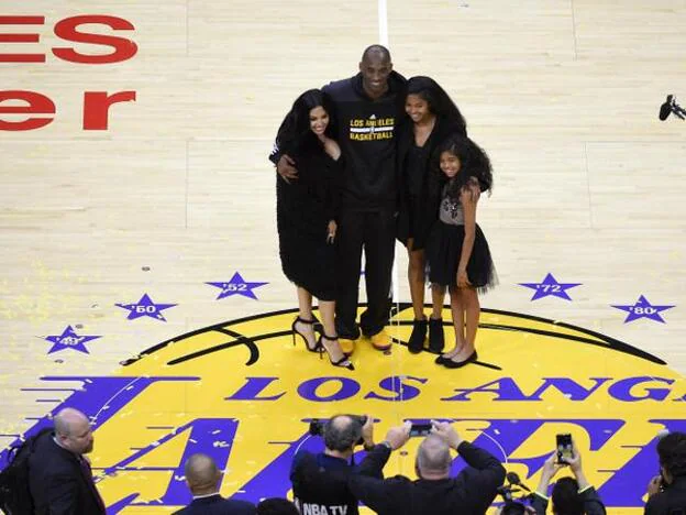 Kobe y Vanessa Bryant con las dos mayores de sus cuatro hijas en el centro del Staples Center de Los Ángeles.