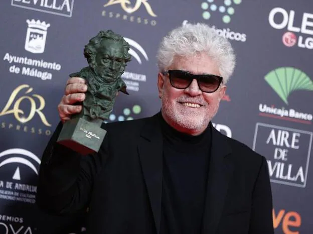 Pedro Almodóvar posa con su Premio Goya 2020 a la mejor dirección por 'Dolor y Gloria'. Pincha sobre la foto para ver todos los looks de la alfombra roja./gtres.