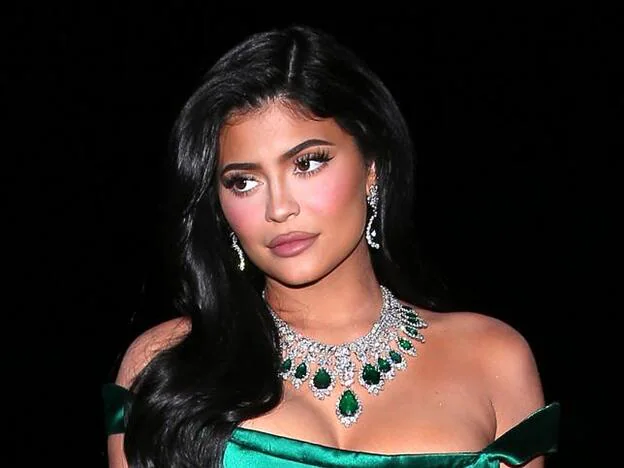 Beautiful #emerald necklace on beautiful #kimkardashian 💗  @colombianemeralds | Tiaras, Joyas, Maquillaje