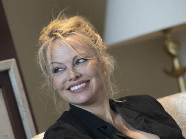 Pamela Anderson anuncia su sepración de Jon Peters 12 días después de su boda con Jon Peters. Pincha sobre la foto para ver las parejas que rompieron en 2019./gtres.
