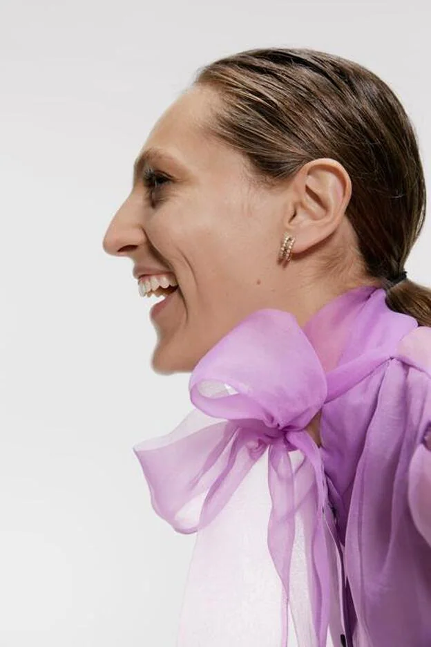 La blusa más bonita de Zara está en la sección de rebajas (y cuesta menos de euros) | Mujer Hoy
