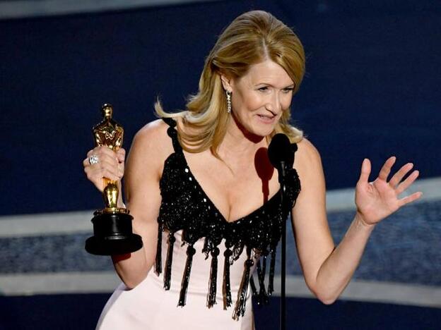 Laura Dern recogiendo su Premio Oscar a la mejor actriz secundaria. Pincha sobre la foto para ver todos los looks de la alfombra roja./getty.