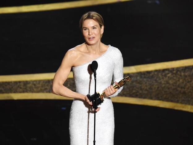 Renée Zellweger recoge el Premio Oscar 2020 a la mejor actriz principal. Pincha sobre la foto para ver todos los looks de la alfombra roja./getty.