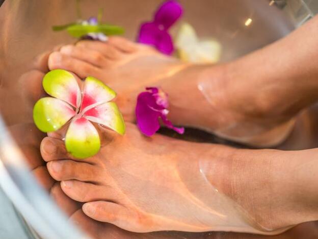 Dos partes de vinagre por una de agua para una pedicura casera impecable.